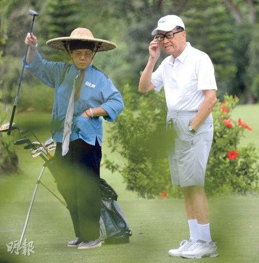 李嘉誠昨清晨於深水灣香港高球會打球近1小時，再於高球會大樓內逗留近1時後才離開。他不肯評論出售百佳一事，只表示「今日無嘢講」。（余俊亮攝）
