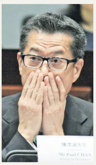 發展局長陳茂波被議員不停追問下，透露太太出售擁有地皮公司的股份前共持有37.5%股權，但究竟以多少錢售出、賣給哪名親屬？陳茂波說未獲授權透露。（尹錦恩攝）村民鍾偉明聲稱當年以60元向陳茂波租用其地耕作。（鄧宗弘攝）（明報製圖）（明報製圖）