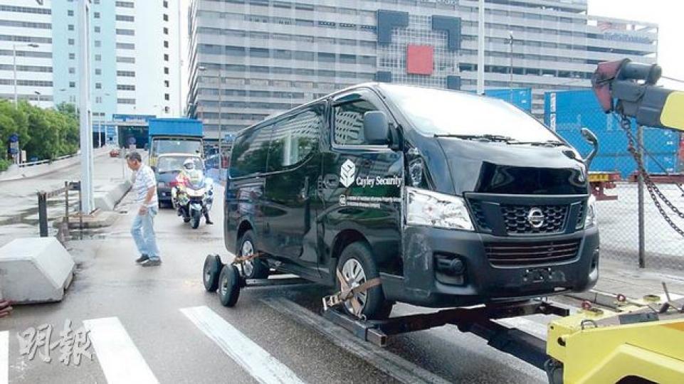 葵涌4號貨櫃碼頭奪命車禍的肇事客貨車被警方拖走等候驗車。（林智傑攝）