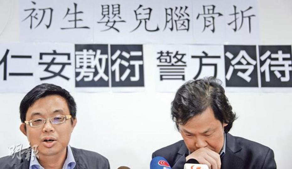 男嬰父親鄒先生（右）促警方將事件列刑事案處理，還兒子公道。鄒先生昨在立法會議員涂謹申（左）陪同下出席記者會，其間數度哽咽。（余俊亮攝）