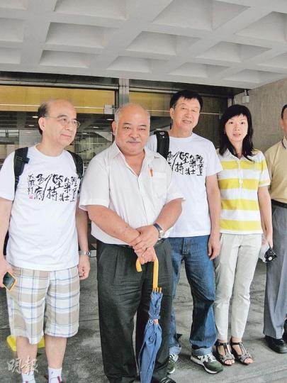 社民連成員曾健成(左二)昨與支持者到高院旁聽。對於再度敗訴並且要負擔逾400萬元訟費,他說﹕「好大鑊。」(黃建邦攝) 社民連成員曾健成(左二)昨與支持者到高院旁聽。對於再度敗訴並且要負擔逾400萬元訟費,他說﹕「好大鑊。」(黃建邦攝)