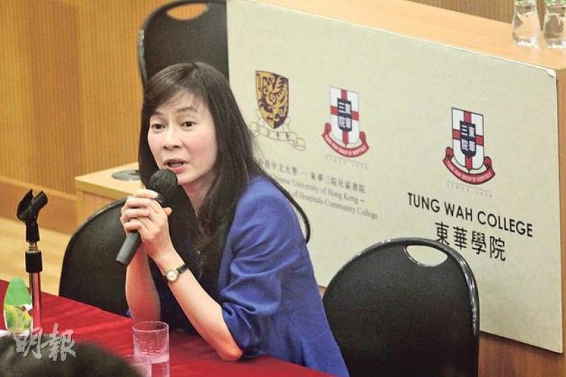 東華學院校長候選人原定昨日首度露面接受師生質詢,惟最後缺席,台上只有校委會主席陳文綺慧向師生解畫,陳並未交代候選人缺席原因。(郭慶輝攝) 校委會昨於東華學院京士柏校舍舉辦兩場分享會,原定介紹校長候選人,後來變成「質詢大會」,師生質疑遴選校長程序欠透明。(郭慶輝攝) (明報製圖) 東華學院校長候選人原定昨日首度露面接受師生質詢,惟最後缺席,台上只有校委會主席陳文綺慧向師生解畫,陳並未交代候選人缺席原因。(郭慶輝攝) 校委會昨於東華學院京士柏校舍舉辦兩場分享會,原定介紹校長候選人,後來變成「質詢大會」,師生質疑遴選校長程序欠透明。(郭慶輝攝) (明報製圖)