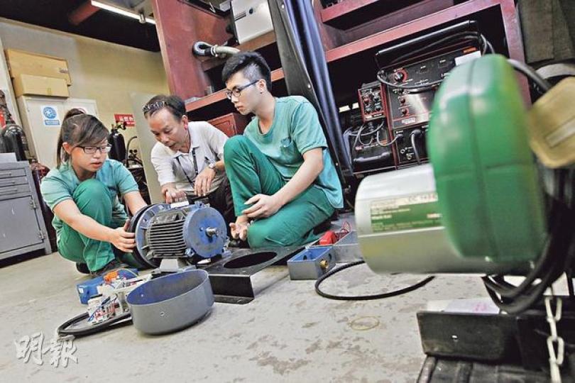 港鐵技工或技術員學徒都要接受工藝及實地訓練,圖為導師教導學員拆解摩打零件。港鐵技術訓練經理指出,參加計劃的學員以男性為主,女學徒比例不足一成。(李澤彤攝) 港鐵技工或技術員學徒都要接受工藝及實地訓練,圖為導師教導學員拆解摩打零件。港鐵技術訓練經理指出,參加計劃的學員以男性為主,女學徒比例不足一成。(李澤彤攝)