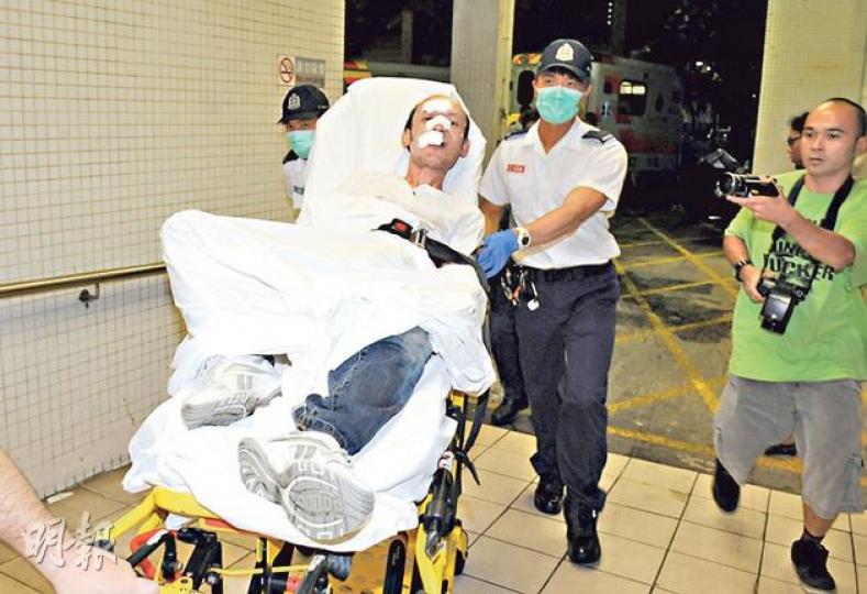 醉漢搭「霸王的」及襲警,受傷後送院。(蔡方山攝) 醉漢搭「霸王的」及襲警,受傷後送院。(蔡方山攝)