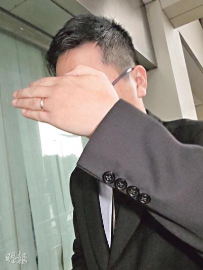 陽明山莊會所餐飲部主管邵維欣(圖)涉非禮女下屬受審,昨被記者拍攝時不斷閃避。(陳倢朗攝) 陽明山莊會所餐飲部主管邵維欣(圖)涉非禮女下屬受審,昨被記者拍攝時不斷閃避。(陳倢朗攝)