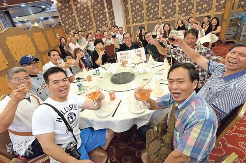 身穿格仔恤衫的夏sir(最前右一)多年來一直很想念學生,想知道他們近况如何,得知學生無人誤入歧途,心中倍感欣慰。有校友笑說,雖然同學即將年過半百,但聚會當晚的心境只有20歲。(葉家豪攝) 31年前,孔仲岐紀念中學82屆的5名女生留下合照,其中4人芥蘭(兩相左起)、燒豬妹、曱甴與Lisa日前再次聚首,除燒豬妹外,另外3人都已為人妻母,雖然大家都改變了很多,但學生年代的友情依舊。(葉家豪攝) 身穿格仔恤衫的夏sir(最前右一)多年來一直很想念學生,想知道他們近况如何,得知學生無人誤入歧途,心中倍感欣慰。有校友笑說,雖然同學即將年過半百,但聚會當晚的心境只有20歲。(葉家豪攝) 31年前,孔仲岐紀念中學82屆的5名女生留下合照,其中4人芥蘭(兩相左起)、燒豬妹、曱甴與Lisa日前再次聚首,除燒豬妹外,另外3人都已為人妻母,雖然大家都改變了很多,但學生年代的友情依舊。(葉家豪攝)