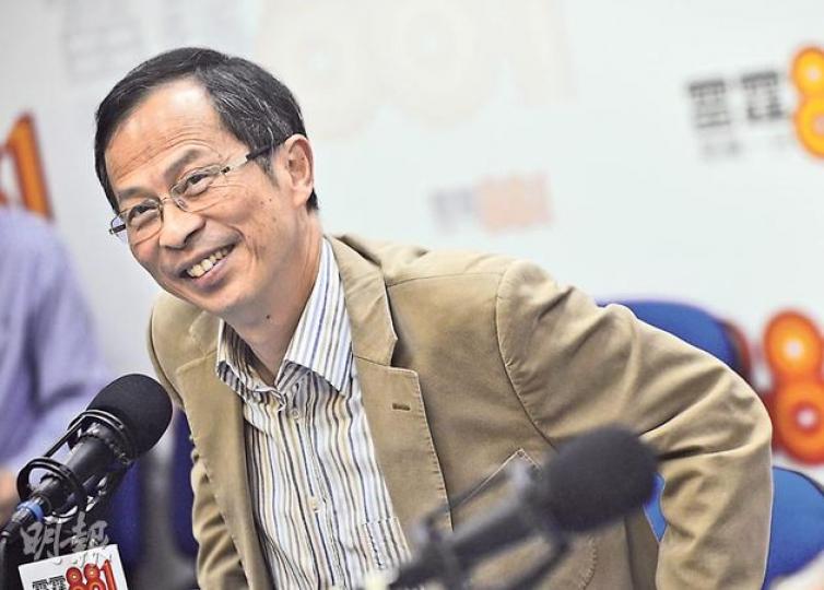 立法會主席曾鈺成指陳茂波回應事件「最論盡是被指擠牙膏」,又以「黎明前的黑暗」形容政府施政困難,他說在2017特首普選前,不少人將社會矛盾、行政立法不協調或施政上的錯失歸咎於沒有民主,因此在普選前,誰做特首都會很困難;倘2017年不能普選特首,香港將更難管治。他說,本港欠缺民主制度,是現時社會「最核心的一個結」,但就算有普選,亦需討論如何改善行政立法關係。(鄧宗弘攝) 立法會主席曾鈺成指陳茂波回應事件「最論盡是被指擠牙膏」,又以「黎明前的黑暗」形容政府施政困難,他說在2017特首普選前,不少人將社會矛盾、行政立法不協調或施政上的錯失歸咎於沒有民主,因此在普選前,誰做特首都會很困難;倘2017年不能普選特首,香港將更難管治。他說,本港欠缺民主制度,是現時社會「最核心的一個結」,但就算有普選,亦需討論如何改善行政立法關係。(鄧宗弘攝)