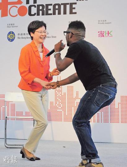 政務司長林鄭月娥(左)昨日出席青協「香港集作」啟動禮時,被專程來港的嘉賓、美國無伴奏組合The Exchange成員「突襲」邀請跳舞。一身鮮艷打扮的林鄭跳得手舞足蹈,非常投入,她其後致辭時笑說跳舞一事沒獲預先通知,感覺像「畀人賣豬仔」,引來台下一陣笑聲。(尹錦恩攝)政務司長林鄭月娥在一片混亂中離開現場,事後有攝影師報稱疑被人從後拉扯,連人帶機倒地擦傷手臂,亦有在場保安報稱受傷,送往醫院治理。(尹錦恩攝) 政務司長林鄭月娥(左)昨日出席青協「香港集作」啟動禮時,被專程來港的嘉賓、美國無伴奏組合The Exchange成員「突襲」邀請跳舞。一身鮮艷打扮的林鄭跳得手舞足蹈,非常投入,她其後致辭時笑說跳舞一事沒獲預先通知,感覺像「畀人賣豬仔」,引來台下一陣笑聲。(尹錦恩攝)政務司長林鄭月娥在一片混亂中離開現場,事後有攝影師報稱疑被人從後拉扯,連人帶機倒地擦傷手臂,亦有在場保安報稱受傷,送往醫院治理。(尹錦恩攝)