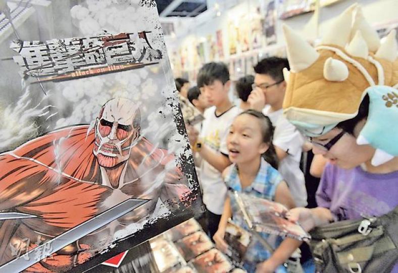人氣動漫《進擊的巨人》產品於今年動漫節熱賣,多個參展商均指海報、文件夾及T恤等「進擊產品」銷情理想。(鄧宗弘攝) 人氣動漫《進擊的巨人》產品於今年動漫節熱賣,多個參展商均指海報、文件夾及T恤等「進擊產品」銷情理想。(鄧宗弘攝)