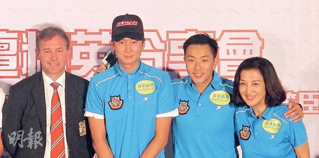 洪天明、劉浩龍、馬海倫與曼聯名宿白賴仁笠臣(左一)合照留念。(攝影/記者:唐嘉晞) 洪天明、劉浩龍、馬海倫與曼聯名宿白賴仁笠臣(左一)合照留念。(攝影/記者:唐嘉晞)