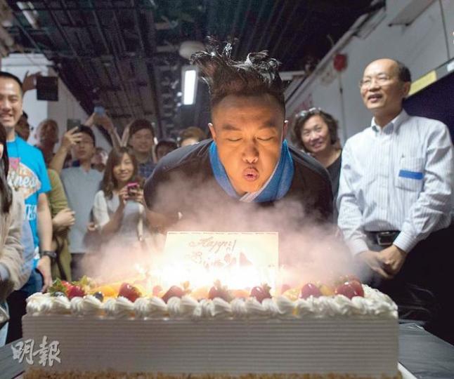 壽星「吹神」陳奕迅出盡力吹39支蠟燭。(攝影:娛樂組)陳奕迅拿起刀擺甫士切蛋糕,太太徐濠縈在旁吶喊助威。(攝影:娛樂組)周迅到後台與歌神陳奕迅合照留念。(攝影:娛樂組)陳奕迅與何韻詩攬到實玩成一團。(攝影:娛樂組) 壽星「吹神」陳奕迅出盡力吹39支蠟燭。(攝影:娛樂組)陳奕迅拿起刀擺甫士切蛋糕,太太徐濠縈在旁吶喊助威。(攝影:娛樂組)周迅到後台與歌神陳奕迅合照留念。(攝影:娛樂組)陳奕迅與何韻詩攬到實玩成一團。(攝影:娛樂組)