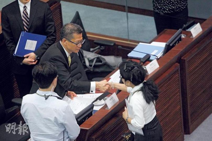 立法會發展事務委員會公聽會上,多個團體及市民表達意見,有個別團體表示支持陳茂波,視他為偶像。圖中的愛中港青年文化社團聯會副主席陳玉娥(右)於開會前主動上前與陳茂波握手。(李紹昌攝)有村民在會議上展示橫額,批評發展商只顧牟利,不斷收購農地,令可耕土地面積愈來愈小。(李紹昌攝) 立法會發展事務委員會公聽會上,多個團體及市民表達意見,有個別團體表示支持陳茂波,視他為偶像。圖中的愛中港青年文化社團聯會副主席陳玉娥(右)於開會前主動上前與陳茂波握手。(李紹昌攝)有村民在會議上展示橫額,批評發展商只顧牟利,不斷收購農地,令可耕土地面積愈來愈小。(李紹昌攝)