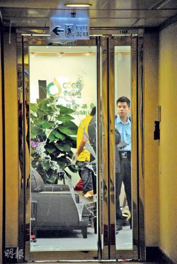 遭刑毁的科地農業控股有限公司,玻璃門爆裂,警員封鎖現場調查。(雲錦鋒攝) 遭刑毁的科地農業控股有限公司,玻璃門爆裂,警員封鎖現場調查。(雲錦鋒攝)
