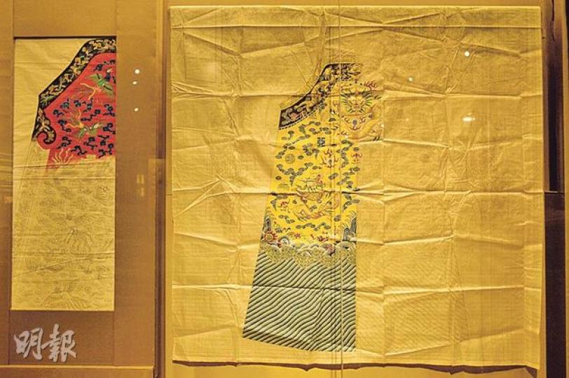 香港歷史博物館今天起推出本港歷來最大型的清朝宮廷服飾展覽「國采朝章——清代宮廷服飾」,會展出130多件珍品,包括圖中首次曝光的宮廷服製衣紙樣。(葉家豪攝)香港歷史博物館將會在「國采朝章——清代宮廷服飾」展覽中放映《皇帝的一年》動畫,介紹皇帝和后妃在四季不同節日和活動所穿戴的各種服飾。(楊康琪攝) 香港歷史博物館今天起推出本港歷來最大型的清朝宮廷服飾展覽「國采朝章——清代宮廷服飾」,會展出130多件珍品,包括圖中首次曝光的宮廷服製衣紙樣。(葉家豪攝)香港歷史博物館將會在「國采朝章——清代宮廷服飾」展覽中放映《皇帝的一年》動畫,介紹皇帝和后妃在四季不同節日和活動所穿戴的各種服飾。(楊康琪攝)