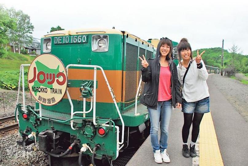 Norokko列車外形可愛,自然吸引不少遊客留影。(郭瑋瑋攝)展望車的車窗是普通車廂的三倍,令乘客能無遮無擋地看濕原風景。(郭瑋瑋攝)釧路濕原設有多個展望台,讓人俯瞰釧路川流域蒼翠的濕地和遠山。(郭瑋瑋攝)大黑島在二戰時曾有軍人進駐,現在則是無人島。(郭瑋瑋攝)(郭瑋瑋攝)厚岸味覺Terminal Conchiglie二樓設爐端燒餐廳,採用的全是道產食材(每人1575日圓,約125港元)。(郭瑋瑋攝)船一駛近,海豹紛紛爬進水裏,伸頭出水面「監視」我們。(郭瑋瑋攝)(明報製圖) Norokko列車外形可愛,自然吸引不少遊客留影。(郭瑋瑋攝)展望車的車窗是普通車廂的三倍,令乘客能無遮無擋地看濕原風景。(郭瑋瑋攝)釧路濕原設有多個展望台,讓人俯瞰釧路川流域蒼翠的濕地和遠山。(郭瑋瑋攝)大黑島在二戰時曾有軍人進駐,現在則是無人島。(郭瑋瑋攝)(郭瑋瑋攝)厚岸味覺Terminal Conchiglie二樓設爐端燒餐廳,採用的全是道產食材(每人1575日圓,約125港元)。(郭瑋瑋攝)船一駛近,海豹紛紛爬進水裏,伸頭出水面「監視」我們。(郭瑋瑋攝)(明報製圖)