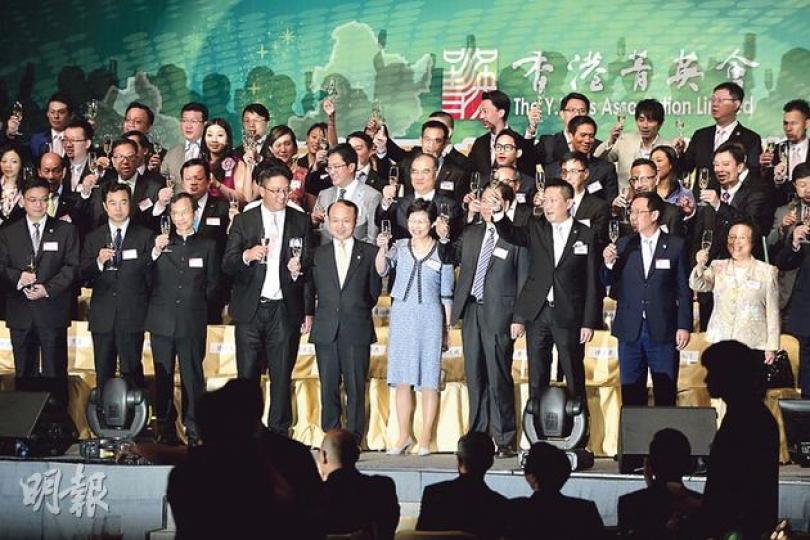政務司長林鄭月娥(前排右三)同中聯辦副主任王志民(前排右四)噚日出席菁英會第6屆執委會就職禮,新任主席梁宏正(前排左三)話佢哋9月將舉辦第4屆博鰲青年論壇,邀請咗中國銀監會前主席劉明康出席。(鄧宗弘攝) 政務司長林鄭月娥(前排右三)同中聯辦副主任王志民(前排右四)噚日出席菁英會第6屆執委會就職禮,新任主席梁宏正(前排左三)話佢哋9月將舉辦第4屆博鰲青年論壇,邀請咗中國銀監會前主席劉明康出席。(鄧宗弘攝)