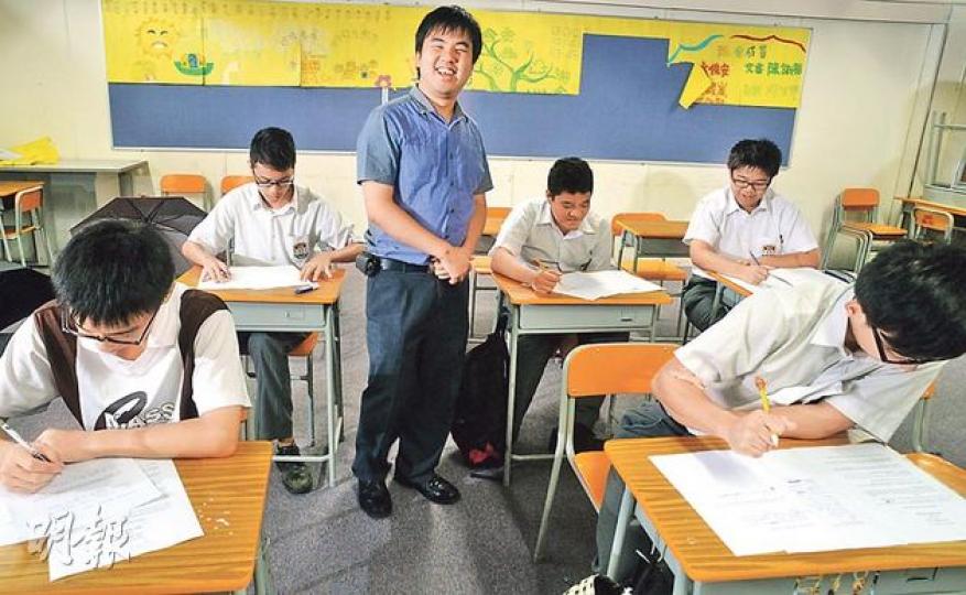Billy sir(中)愛用熱爆時事教英文,令學生更投入,加上他教學時輕鬆、沒架子,學生都視他為朋友。 (劉焌陶攝) Billy sir(中)愛用熱爆時事教英文,令學生更投入,加上他教學時輕鬆、沒架子,學生都視他為朋友。 (劉焌陶攝)