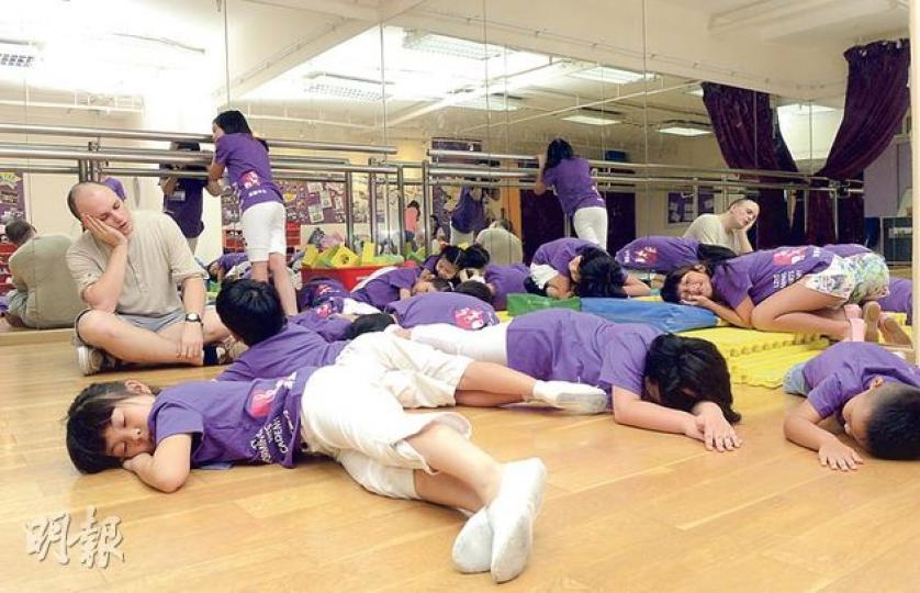 導師兼故事創作Daniel與小朋友們玩遊戲,跟大家齊扮睡覺。(攝影﹕林俊源、陳淑安)Edward(右)為是次演出的音樂總監,除了教授唱歌技巧,也在這次音樂劇中負責挑選及改編適合小朋友演繹的百老匯歌曲。(攝影﹕林俊源、陳淑安)小朋友分組跟導師Emi綵排舞蹈。(攝影﹕林俊源、陳淑安) 導師兼故事創作Daniel與小朋友們玩遊戲,跟大家齊扮睡覺。(攝影﹕林俊源、陳淑安)Edward(右)為是次演出的音樂總監,除了教授唱歌技巧,也在這次音樂劇中負責挑選及改編適合小朋友演繹的百老匯歌曲。(攝影﹕林俊源、陳淑安)小朋友分組跟導師Emi綵排舞蹈。(攝影﹕林俊源、陳淑安)