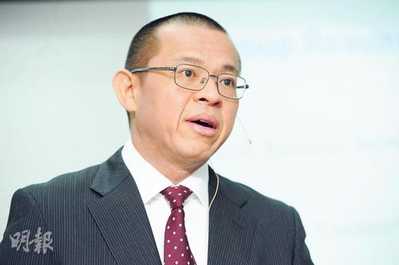 東方海外署理財務總監董立新(圖)昨日表示,航運業明年仍處運力過剩而需求不足的困境,但公司會專注本業,不考慮拓展或投資其他業務。(尹錦恩攝) 東方海外署理財務總監董立新(圖)昨日表示,航運業明年仍處運力過剩而需求不足的困境,但公司會專注本業,不考慮拓展或投資其他業務。(尹錦恩攝)