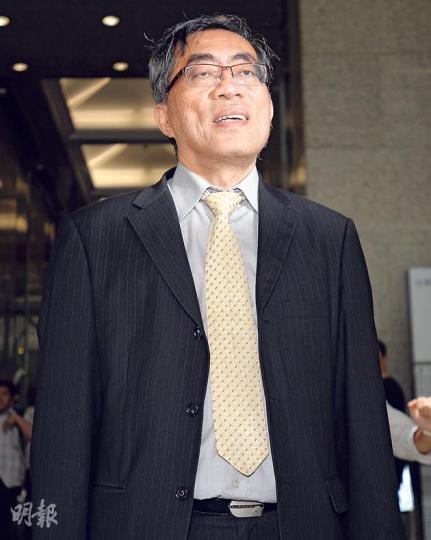 助理路政署長曾景文在判刑後大步踏出法院正門,未有像以往經停車場「秘道」離開,更露出罕有笑容。他未有回應傳媒提問,僅表示多謝家人、朋友及親戚,特別是妻子。(盧翊銘攝)前發展局長麥齊光得悉被判緩刑後如釋重負,邊走邊笑,他感謝家人朋友等給予的信任和支持,令他有力量渡過這一年,又感謝曾景文一直與他並肩。他在短暫回應傳媒提問後登上座駕離開。(盧翊銘攝) 助理路政署長曾景文在判刑後大步踏出法院正門,未有像以往經停車場「秘道」離開,更露出罕有笑容。他未有回應傳媒提問,僅表示多謝家人、朋友及親戚,特別是妻子。(盧翊銘攝)前發展局長麥齊光得悉被判緩刑後如釋重負,邊走邊笑,他感謝家人朋友等給予的信任和支持,令他有力量渡過這一年,又感謝曾景文一直與他並肩。他在短暫回應傳媒提問後登上座駕離開。(盧翊銘攝)