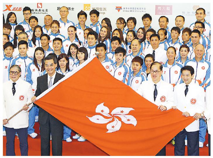 梁振英(前排左二)出席全運會香港區代表團授旗儀式,左一為霍震霆,右二為曾德成。(李澤彤攝) 梁振英(前排左二)出席全運會香港區代表團授旗儀式,左一為霍震霆,右二為曾德成。(李澤彤攝)
