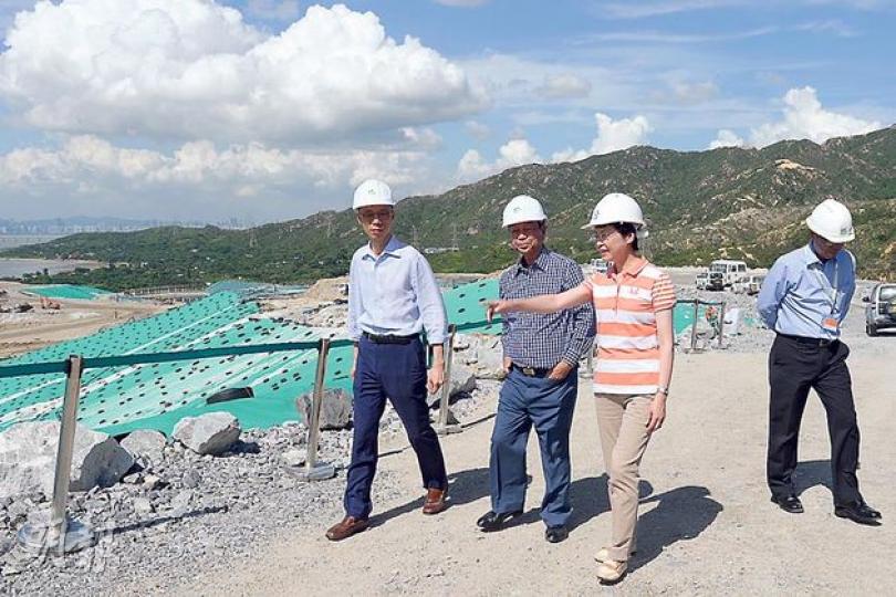 政務司長林鄭月娥(右二)、環境局長黃錦星(左一)和屯門區議會主席劉皇發(左二)昨到屯門視察堆填區運作,在旁採訪的記者均表示嗅不到臭味,但原來3人獲安排到地勢較高地點視察,與卸置垃圾的位置相距數百米,中間更被覆蓋膠墊的垃圾山阻隔,未能看到背後遠處的垃圾車運作情况。(葉家豪攝) 政務司長林鄭月娥(右二)、環境局長黃錦星(左一)和屯門區議會主席劉皇發(左二)昨到屯門視察堆填區運作,在旁採訪的記者均表示嗅不到臭味,但原來3人獲安排到地勢較高地點視察,與卸置垃圾的位置相距數百米,中間更被覆蓋膠墊的垃圾山阻隔,未能看到背後遠處的垃圾車運作情况。(葉家豪攝)
