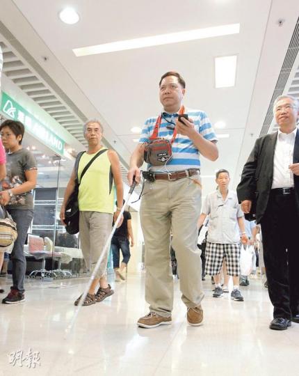 失明人士鄧光寶表示,過去因環境不便無動力外出,「去街易」系統可透過一部如「按鍵手機」的接收器,以語音提示視障者身處位置,在欠缺「引路線」的地方,也能引導他們前往目的地,希望未來可擴至巴士或其他交通工具。(李澤彤攝) 失明人士鄧光寶表示,過去因環境不便無動力外出,「去街易」系統可透過一部如「按鍵手機」的接收器,以語音提示視障者身處位置,在欠缺「引路線」的地方,也能引導他們前往目的地,希望未來可擴至巴士或其他交通工具。(李澤彤攝)