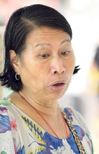 顧客意見﹕香港曹太稱,寧願由內地超市入股百佳。她認為這樣能便於控制及監管食品質素,「萬一出事都更容易跟進」。(劉焌陶攝)顧客意見﹕香港曾先生較少光顧華潤,他坦言對中國食品欠信心,擔心由華潤併購百佳後,會進一步增大內地的供應商及商品。(劉焌陶攝) 顧客意見﹕香港曹太稱,寧願由內地超市入股百佳。她認為這樣能便於控制及監管食品質素,「萬一出事都更容易跟進」。(劉焌陶攝)顧客意見﹕香港曾先生較少光顧華潤,他坦言對中國食品欠信心,擔心由華潤併購百佳後,會進一步增大內地的供應商及商品。(劉焌陶攝)