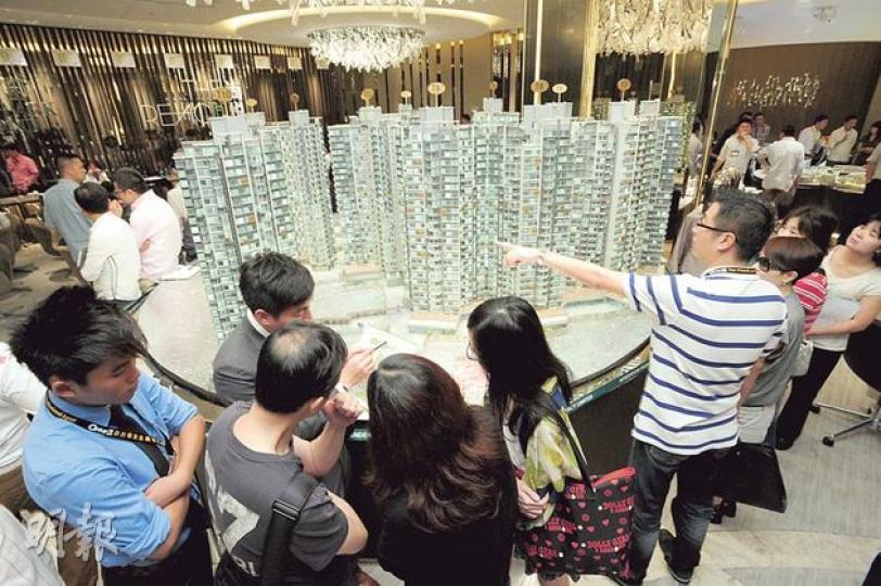 相對7月13日首次重推沽出101伙,元朗新盤尚悅昨開展新一輪銷售,市場消息指沽52伙,銷情已見放緩,惟仍是昨日銷量最佳的一手盤;圖為樓盤設於尖沙嘴售樓處昨午的情况。(尹錦恩攝)
相對7月13日首次重推沽出101伙,元朗新盤尚悅昨開展新一輪銷售,市場消息指沽52伙,銷情已見放緩,惟仍是昨日銷量最佳的一手盤;圖為樓盤設於尖沙嘴售樓處昨午的情况。(尹錦恩攝)