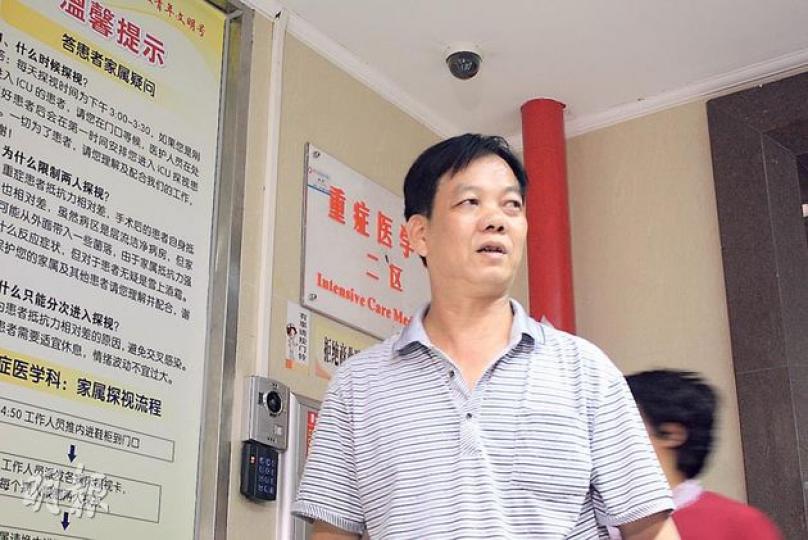 內地部門昨派出人員,到確診H7N9禽流感女病人陳冬祝的家禽檔所在地惠州市博羅縣墟鎮新市場消毒,身穿防護衣物的人員於女病人的店外噴消毒藥水。有街坊稱,當局並未進入店內消毒,只以高壓水炮清洗大門。(余俊亮攝)
內地部門昨派出人員,到確診H7N9禽流感女病人陳冬祝的家禽檔所在地惠州市博羅縣墟鎮新市場消毒,身穿防護衣物的人員於女病人的店外噴消毒藥水。有街坊稱,當局並未進入店內消毒,只以高壓水炮清洗大門。(余俊亮攝)