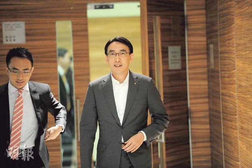 警監會主席翟紹唐昨日接受電視台新聞節目訪問,他認為現時警民關係已到達「頗危險的地步」,認為問題源於市民對政府的不信任,並把情緒反映在前線警員身上,認為要解決問題須由政府重建市民信任。(尹錦恩攝) 警監會主席翟紹唐昨日接受電視台新聞節目訪問,他認為現時警民關係已到達「頗危險的地步」,認為問題源於市民對政府的不信任,並把情緒反映在前線警員身上,認為要解決問題須由政府重建市民信任。(尹錦恩攝)