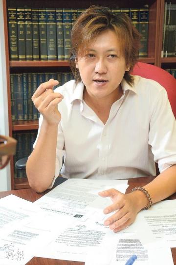 「3歲小朋友做錯事,你也會教他道歉。為何堂堂一個政府會不懂?」3年民事訴訟限期將至,謝志堅已去信菲律賓政府,若對方於限期前未就事件道歉及賠償,便會正式入稟本港法院追討。根據律師團隊計算,謝廷駿去世應可獲賠償200萬港元。(陳淑安攝)
「3歲小朋友做錯事,你也會教他道歉。為何堂堂一個政府會不懂?」3年民事訴訟限期將至,謝志堅已去信菲律賓政府,若對方於限期前未就事件道歉及賠償,便會正式入稟本港法院追討。根據律師團隊計算,謝廷駿去世應可獲賠償200萬港元。(陳淑安攝)