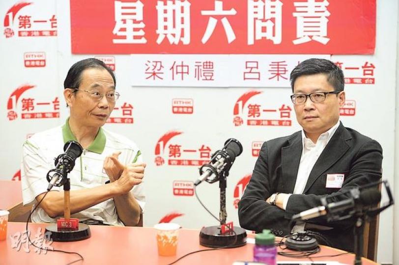 佔領中環發起人陳健民(右)和「幫港出聲」的發起人何濼生(左),昨日在港台節目《星期六問責》對談,何濼生質疑,若日後佔中成事,或會有港人以為只要守的是公義便可違法,擔心佔中影響香港法治。陳健民指佔中是非常時期非常手段,表明行動會要求參與者堅守非暴力原則。(尹錦恩攝)
佔領中環發起人陳健民(右)和「幫港出聲」的發起人何濼生(左),昨日在港台節目《星期六問責》對談,何濼生質疑,若日後佔中成事,或會有港人以為只要守的是公義便可違法,擔心佔中影響香港法治。陳健民指佔中是非常時期非常手段,表明行動會要求參與者堅守非暴力原則。(尹錦恩攝)