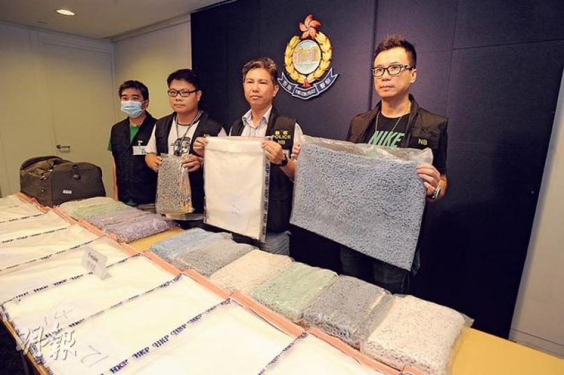 警方毒品調查科高級督察趙志強(右二)手持藏在其中一張地氈夾層的兩公斤可卡因,其他探員展示經改裝後各種顏色的地氈。(樊銳昌攝)
警方毒品調查科高級督察趙志強(右二)手持藏在其中一張地氈夾層的兩公斤可卡因,其他探員展示經改裝後各種顏色的地氈。(樊銳昌攝)