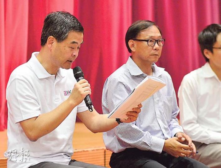 梁振英(左)昨發表約15分鐘開場白,以強硬姿態力挺警察,發言大多時候都是看着講稿讀出內容,明顯早有準備。旁為大會主持人、元朗區議會主席梁志祥。(鄧宗弘攝) 梁振英(左)昨發表約15分鐘開場白,以強硬姿態力挺警察,發言大多時候都是看着講稿讀出內容,明顯早有準備。旁為大會主持人、元朗區議會主席梁志祥。(鄧宗弘攝)