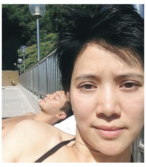 素顏上陣的袁詠儀,大方公開老公張智霖享受日光浴的Cool樣。(微博圖片) 素顏上陣的袁詠儀,大方公開老公張智霖享受日光浴的Cool樣。(微博圖片)