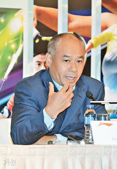 今年剛過50歲的李寧創辦人兼執行主席李寧兩鬢已經斑白。他昨日在業績會上表示,只要是追求運動感覺的城市人都是李寧要抓的潛在客戶。(陳淑安攝) 今年剛過50歲的李寧創辦人兼執行主席李寧兩鬢已經斑白。他昨日在業績會上表示,只要是追求運動感覺的城市人都是李寧要抓的潛在客戶。(陳淑安攝)