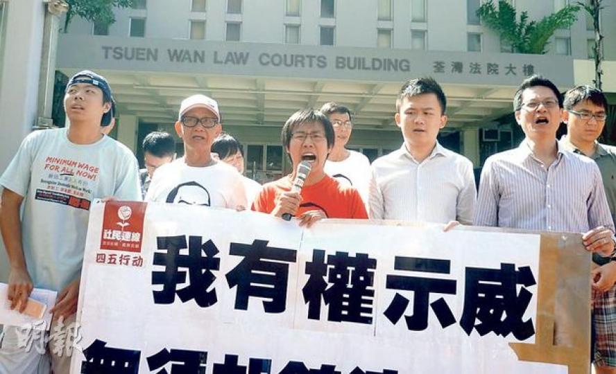 社民連成員馬雲祺(左起)、林森成、黃浩銘、陳德章、陶君行共被判罰款1.8萬元。黃浩銘說,一般交通罰款只是數百元,相對而言社民連五子的罰款極不合理。他又形容法院外雖陽光普照,但法院內則被風暴吹毁。(何海棠攝) 社民連成員馬雲祺(左起)、林森成、黃浩銘、陳德章、陶君行共被判罰款1.8萬元。黃浩銘說,一般交通罰款只是數百元,相對而言社民連五子的罰款極不合理。他又形容法院外雖陽光普照,但法院內則被風暴吹毁。(何海棠攝)
