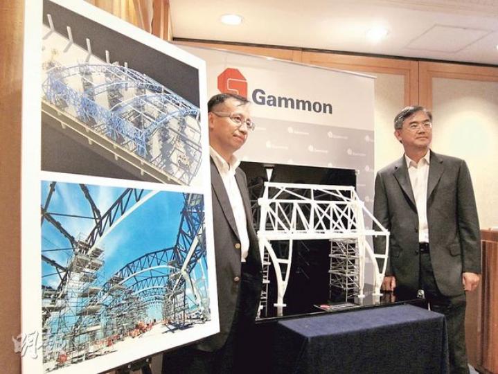 金門引入3D打印技術,將機場中場客運廊嘅結構模型「打印出嚟」(圖中)。董事蘇國亮(左)同執董余世欽話3D打印可將建築物結構同渠管「列印」出嚟參考建造,建築成本可慳兩成。(馬耀森攝) 金門引入3D打印技術,將機場中場客運廊嘅結構模型「打印出嚟」(圖中)。董事蘇國亮(左)同執董余世欽話3D打印可將建築物結構同渠管「列印」出嚟參考建造,建築成本可慳兩成。(馬耀森攝)