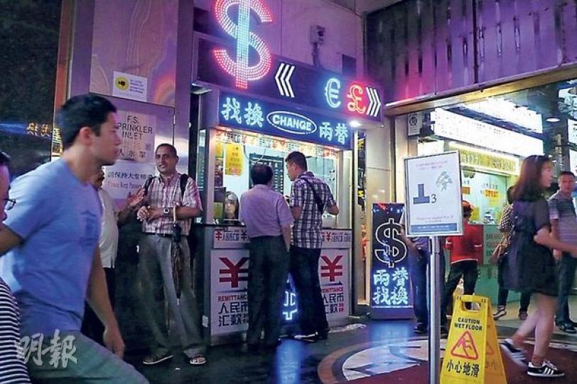 尖沙嘴重慶大廈地下3C號舖,建築面積僅約30方呎,由找換店以每月約11萬元續租,呎租達3667元,成為全港最新呎租舖王。(麥穎攝)尖沙嘴栢麗購物大道地下19至20號舖連1樓,剛由時裝品牌LACOSTE以月租約130萬元續租,較2年前舊租加幅僅約53%。(麥穎攝) 尖沙嘴重慶大廈地下3C號舖,建築面積僅約30方呎,由找換店以每月約11萬元續租,呎租達3667元,成為全港最新呎租舖王。(麥穎攝)尖沙嘴栢麗購物大道地下19至20號舖連1樓,剛由時裝品牌LACOSTE以月租約130萬元續租,較2年前舊租加幅僅約53%。(麥穎攝)
