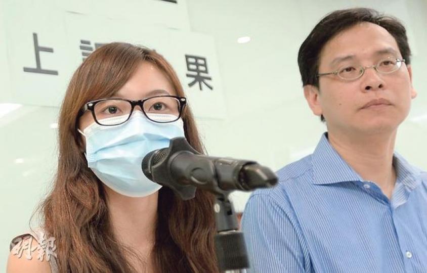 現代書院一名不願公開姓名的涉事女考生(左,化名楊同學),重申他們承認自己有錯,從無推卸責任,「我們站出來,是希望可以說清楚這事,讓公眾評論」。右為立法會議員葉建源。(葉家豪攝)考評局署理總監李王鍏(左)強調,原先取消23名現代書院考生中文科成績的決定是適當的,現在改變處分,是希望與另外3名同樣是抄襲、只被學校取消校本評核成績學生的懲處看齊。(李紹昌攝) 現代書院一名不願公開姓名的涉事女考生(左,化名楊同學),重申他們承認自己有錯,從無推卸責任,「我們站出來,是希望可以說清楚這事,讓公眾評論」。右為立法會議員葉建源。(葉家豪攝)考評局署理總監李王鍏(左)強調,原先取消23名現代書院考生中文科成績的決定是適當的,現在改變處分,是希望與另外3名同樣是抄襲、只被學校取消校本評核成績學生的懲處看齊。(李紹昌攝)