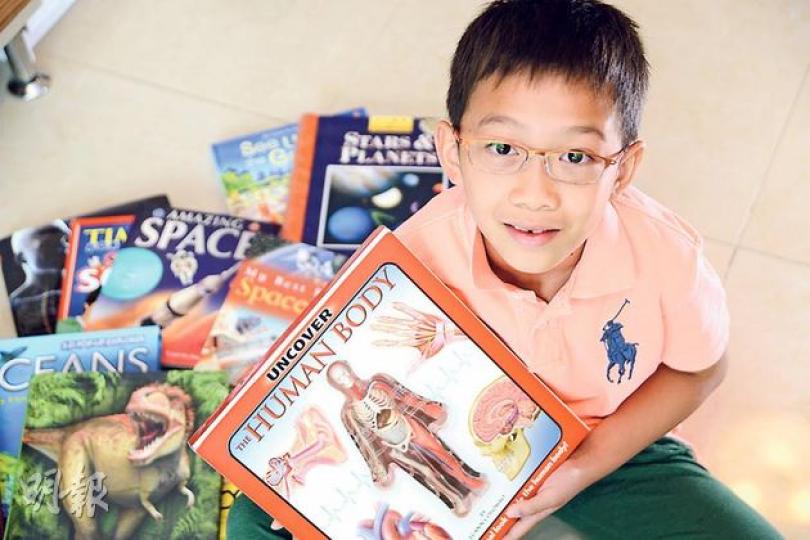 李天持的書櫃,放滿了老鼠記者、Star War及有關足球的圖書,除此以外,大部分都是跟科學有關的書籍。(黃志東攝)書名﹕Uncover the Human Body(黃志東攝)書名﹕Space Encyclopedia : First Reference for Young Readers and Writers(黃志東攝)書名﹕Oceans﹕A Journey from the surface to the Seabed(3-D Explorer)(黃志東攝)書名﹕The Young Scie 李天持的書櫃,放滿了老鼠記者、Star War及有關足球的圖書,除此以外,大部分都是跟科學有關的書籍。(黃志東攝)書名﹕Uncover the Human Body(黃志東攝)書名﹕Space Encyclopedia : First Reference for Young Readers and Writers(黃志東攝)書名﹕Oceans﹕A Journey from the surface to the Seabed(3-D Explorer)(黃志東攝)書名﹕The Young Scie