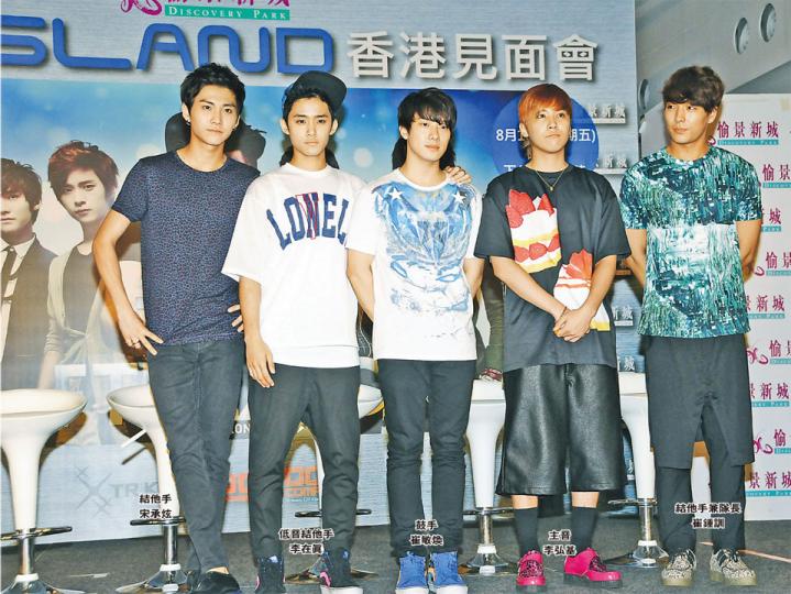 FT Island已多次來港,但每次都沒法好好遊覽。(攝影:孫華中) 李弘基(右)收到歌迷送的零食時,立即拆開享用,還讓隊友崔敏煥先聞香味。(攝影:孫華中) 結他手宋承炫(左)本月21日21歲生日,大會專程送上大蛋糕祝賀,吹蠟燭後,李弘基(右)立即伸手拿士多啤梨吃,吃完還在鼓手崔敏煥(右二)身上抹手。(攝影:孫華中) 擊掌會雖然與成員接觸的時間不多,但已有歌迷高興得哭起來,亦有媽媽級粉絲帶同BB上台。(攝影:孫華中) 隊長崔鍾訓一身便服到港,但已令歌迷非常瘋狂,大呼他靚仔。(攝影:孫華中) FT Island已多次來港,但每次都沒法好好遊覽。(攝影:孫華中) 李弘基(右)收到歌迷送的零食時,立即拆開享用,還讓隊友崔敏煥先聞香味。(攝影:孫華中) 結他手宋承炫(左)本月21日21歲生日,大會專程送上大蛋糕祝賀,吹蠟燭後,李弘基(右)立即伸手拿士多啤梨吃,吃完還在鼓手崔敏煥(右二)身上抹手。(攝影:孫華中) 擊掌會雖然與成員接觸的時間不多,但已有歌迷高興得哭起來,亦有媽媽級粉絲帶同BB上台。(攝影:孫華中) 隊長崔鍾訓一身便服到港,但已令歌迷非常瘋狂,大呼他靚仔。(攝影:孫華中)