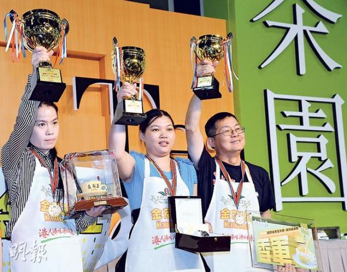 香港女茶王莫佩玲（左）繼前日取得香港冠軍後，昨再下一城成為首名女性國際金茶王，榮膺「雙冠王」，得獎舉起獎盃時眼泛淚光。亞軍及季軍分別由上海代表沈珠仁（中）及悉尼代表談耀昌（右）奪得。（劉焌陶攝）