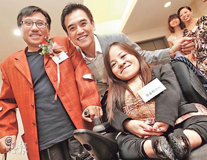 香港復康力量會長葉湛溪（左）與去屆復康力量「在職達人選舉」得獎者鄧嘉玲（右），分別以不同方式，協助同路人融入社會。支持復康活動的盛滙商機主席李根興（中）說，殘疾人士在社會克服障礙取得的成就感值得推崇。（李紹昌攝）