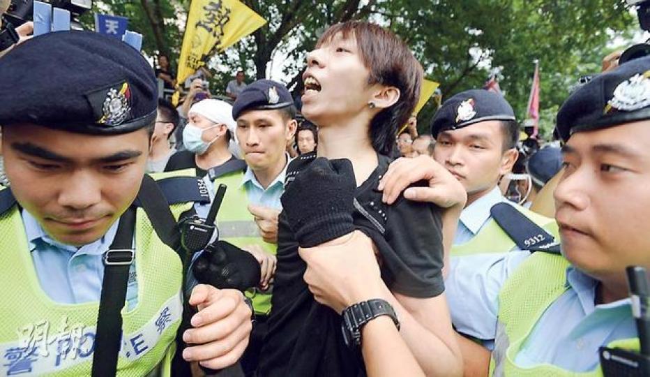 兩周前在旺角被誤指搶槍的「香港人優先」成員招顯聰（前左），昨亦被捕，聲援他的議員范國威引述警方消息稱，招兩度爬上鐵馬圖衝擊警方防線。他昨晚獲無條件釋放。（余俊亮攝）場外撐梁及反梁者不時發生口角，要由警員阻止及分隔，圖中紅衣及灰衣男子（左一）疑襲擊反梁者，其後被警員帶走。（劉焌陶攝）