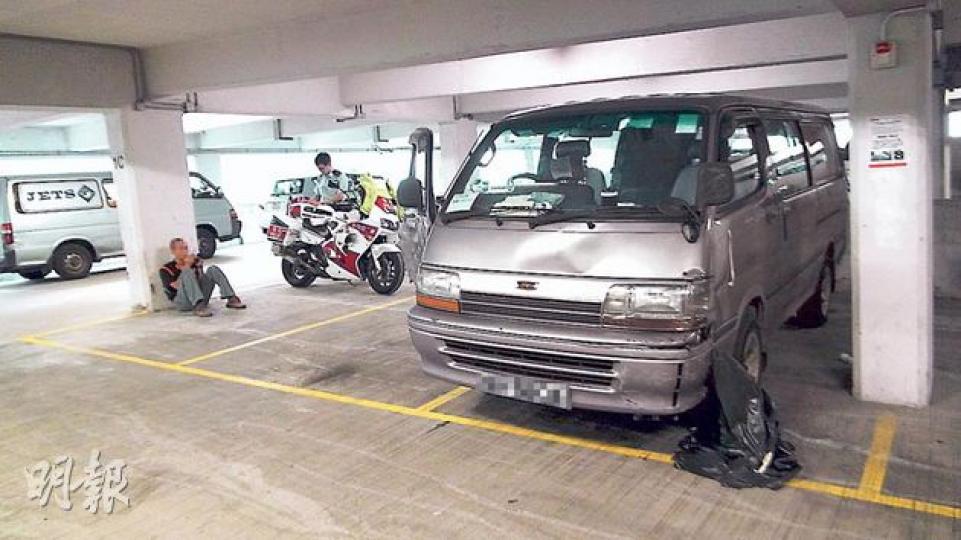 晨運婦被撞死案中，警方於附近扣查一車頭凹陷車輛，並將司機帶走調查，但司機否認涉案，指車頭凹陷為較早前其他意外所致。（林智傑攝）