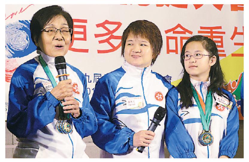 11歲嘅蘇子玲（右）喺世界移植運動會勇奪3金1銀1銅，佢話好在獲媽咪（中）捐肝，先有今日嘅體魄。左為港隊最高齡參賽者金綺紗。（陳淑安攝）