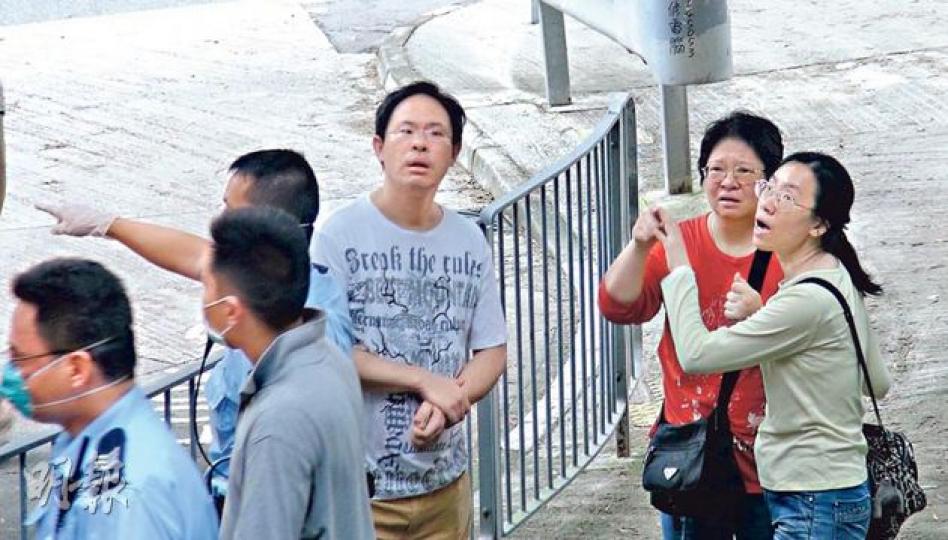 死者家人到停車場認屍時，穿橙衣的女親友（右二）獲告知死者在梯間被發現後，即哭着說﹕「我有逐層行的，就係搵漏咗呢度。」（林智傑攝）