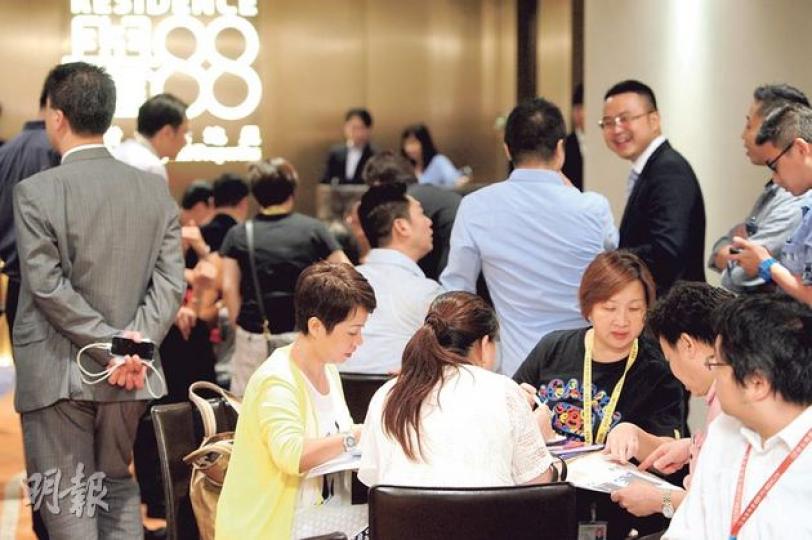 新地將於本周六原價（折實平均實呎10,437元）重推元朗譽88全部69個貨尾，昨日位於環球貿易廣場的示範單位，睇樓情况不俗。（尹錦恩攝）吳先生一家五口現居住大角嘴帝峯•皇殿，他認為新地樓盤開則好，特來參觀大單位。（尹錦恩攝）準買家郭小姐昨日到譽88示範單位參觀，目標是二房或三房的大單位，她表示樓盤定價略嫌稍貴。（尹錦恩攝）